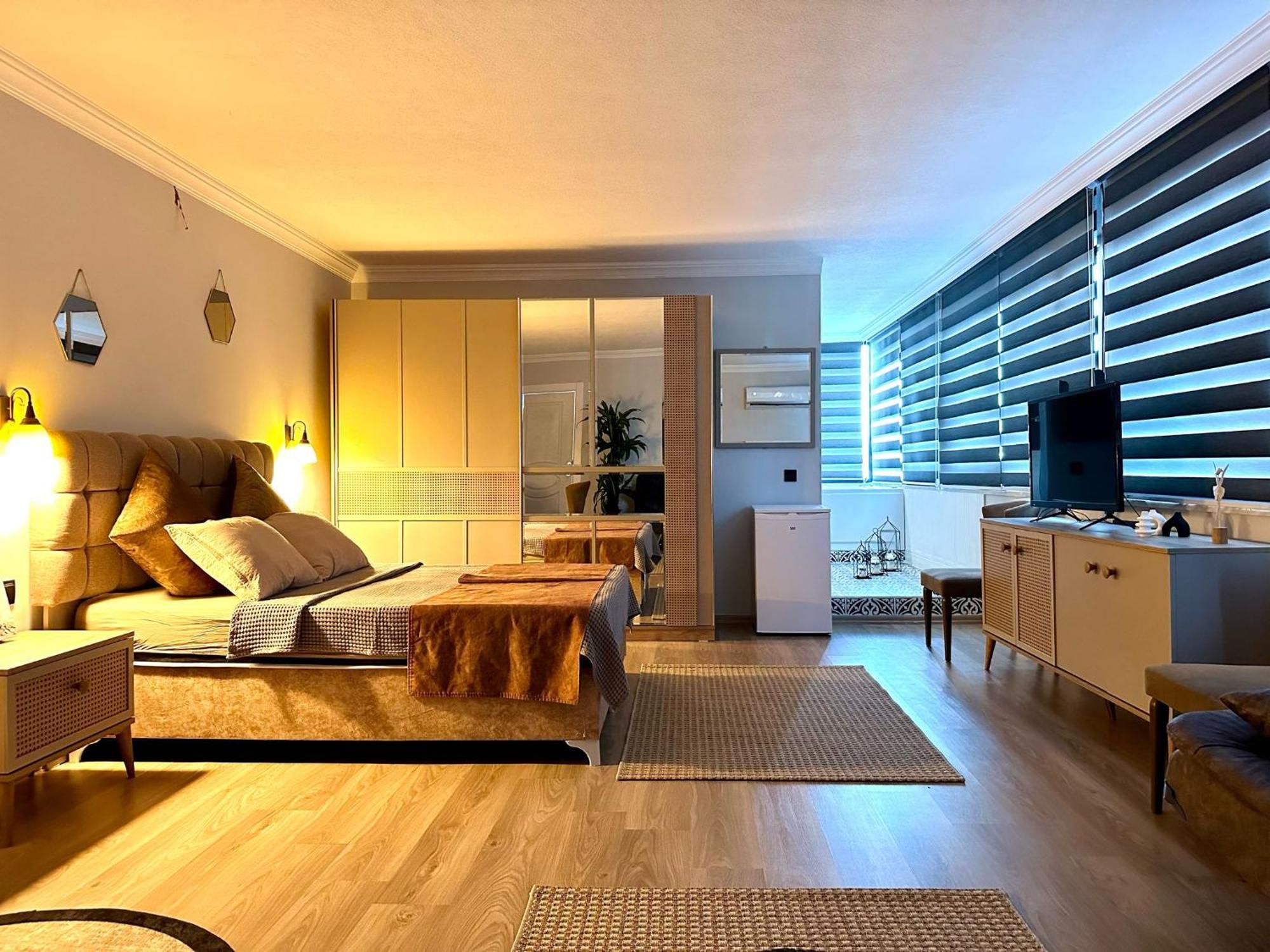 Zimmer mit Kingsize-Bett und Whirlpool